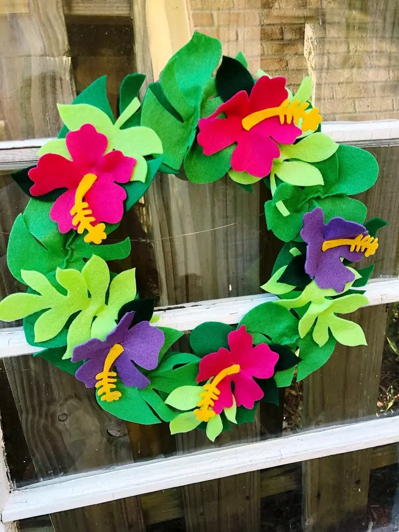 Create a Tropical Hibiscus Wreath with FREE downloadable patterns from Creatively Beth