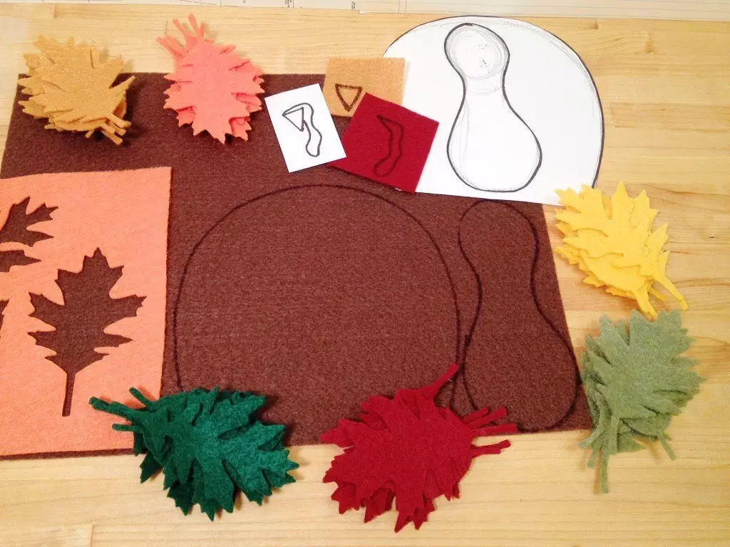 Creatively Beth cut out felt to create Thanksgiving Turkeys #creativelybeth #thanksgivingcrafts #turkeycrafts #kidscrafts #feltcrafts