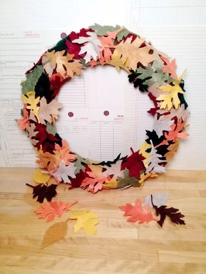 Creatively Beth Falling Leaves Autumn Wreath #creativelybeth #wreath #feltcrafts #autumnleaves #fallleaves #fallcrafts