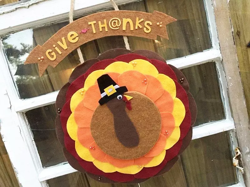 Creatively Beth Thanksgiving Turkey Door Decor #creativelybeth #Thanksgiving #Crafts #feltcrafts #TurkeyWreath
