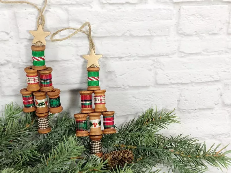 Wooden Spool Christmas Tree Ornament Craft Creatively Beth #creativelybeth #christmasornaments #handmade #30minutecrafts #christmascrafts