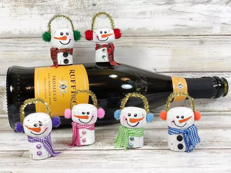Champagne Cork Snowmen - Creatively Beth #creativelybeth #corkcrafts #snowmencrafts #recycled #dollartreecrafts