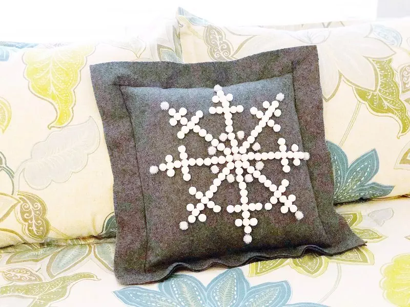 Pom Pom Snowflake Pillow with Fairfield World with Creatively Beth #creativelybeth #simplesewing #snowflake #pillow #feltcrafts