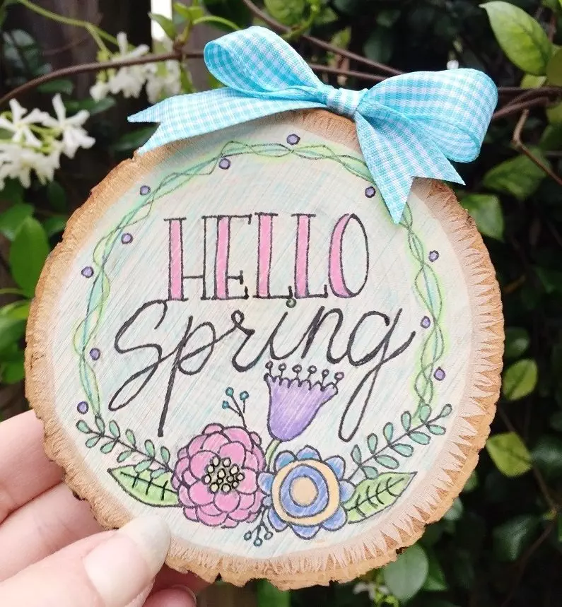 How to Create Faux Wood Burning with Tombow MONO Drawing Pen Creatively Beth #creativelybeth #woodburning #springcrafts #woodslice #doodle #handlettering