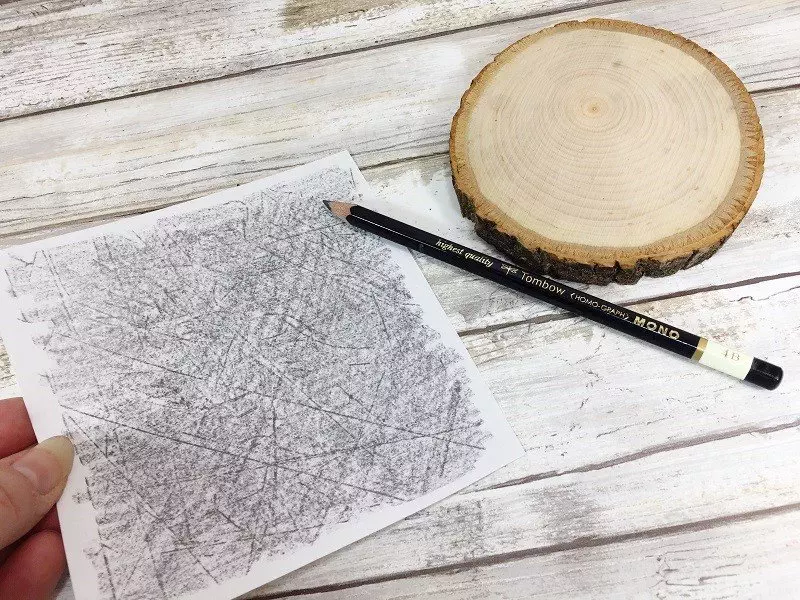 Apply pencil to back of design Creatively Beth #creativelybeth #woodburning #springcrafts #woodslice #doodle #handlettering