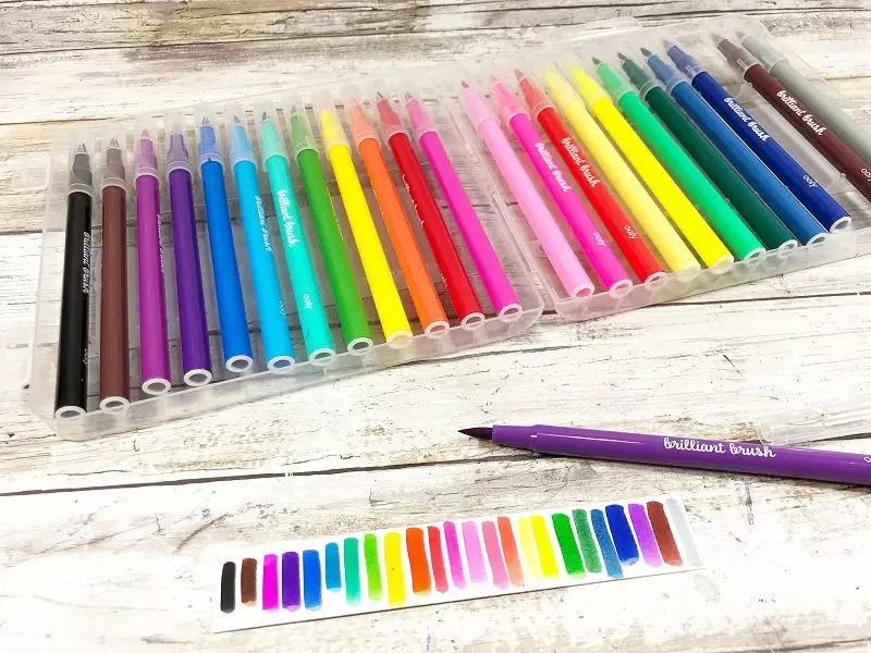 I always create a color chart with new markers Creatively Beth #creativelybeth #beyondtheblackboard #amylatta #handlettering #kidscrafts #weareooly