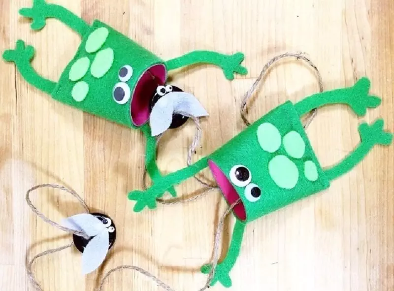 Recycled Toilet Paper Tube Frog Game for Kids Creatively Beth #creativelybeth #recycled #toiletpapertube #tptube #kidscraft #frog