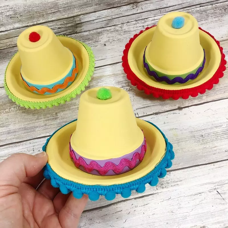Easy Clay Pot Sombreros a Cinco de Mayo Kids Craft Creatively Beth #creativelybeth #claypotcraft #terracottapotcraft #kidscrafts #cincodemayocraft #sombreros