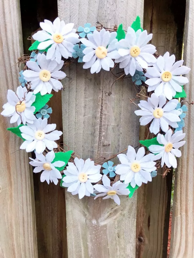 Happy Daisy Wreath for Mothers Day Creatively Beth #creativelybeth #daisy #wreath #mothersdaycraft #kidscraft #feltcraft #feltflowers