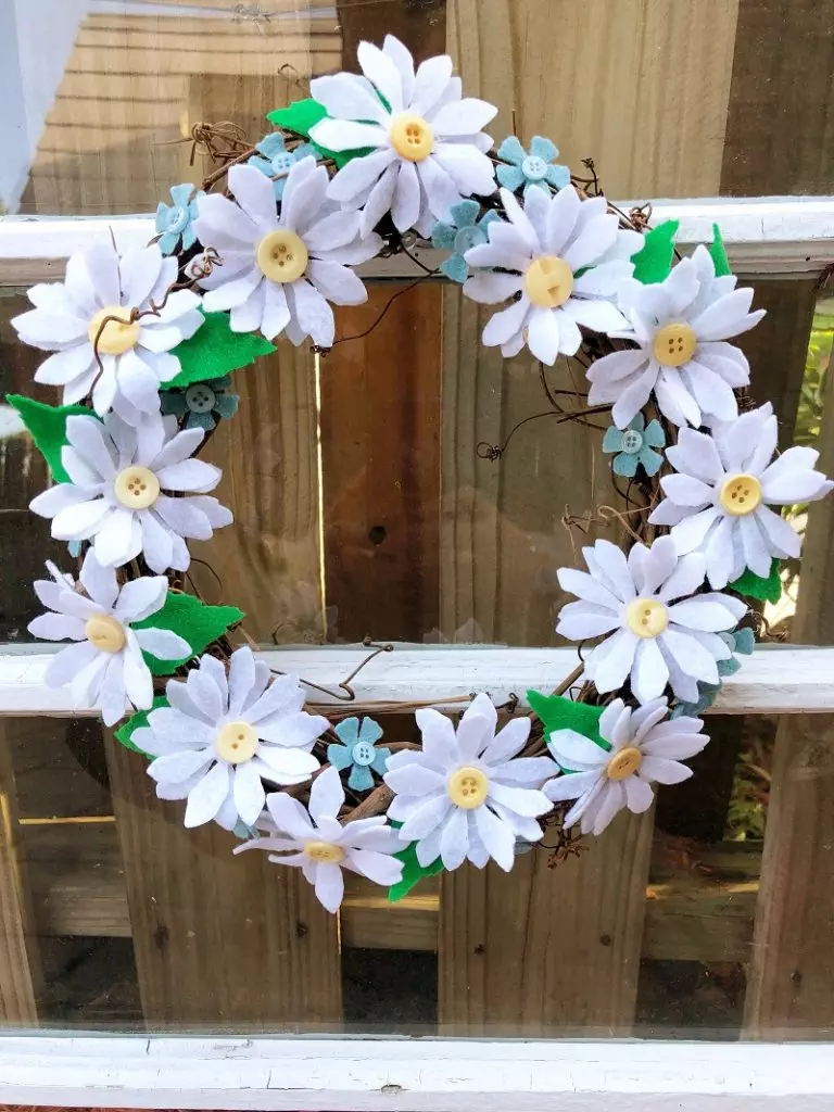 Happy Daisy Wreath for Mothers Day Creatively Beth #creativelybeth #daisy #wreath #mothersdaycraft #kidscraft #feltcraft #feltflowers