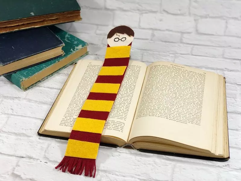 Harry Potter Felt Bookmark with a FREE Pattern Sheet Creatively Beth #creativelybeth #harrypottercrafts #harrypotter #feltcrafts #kidscrafts