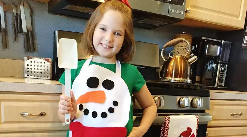 No-Sew Child's Snowman Apron Creatively Beth #creativelybeth #feltcrafts #kidscrafts #christmascrafts #nosew #childscrafts