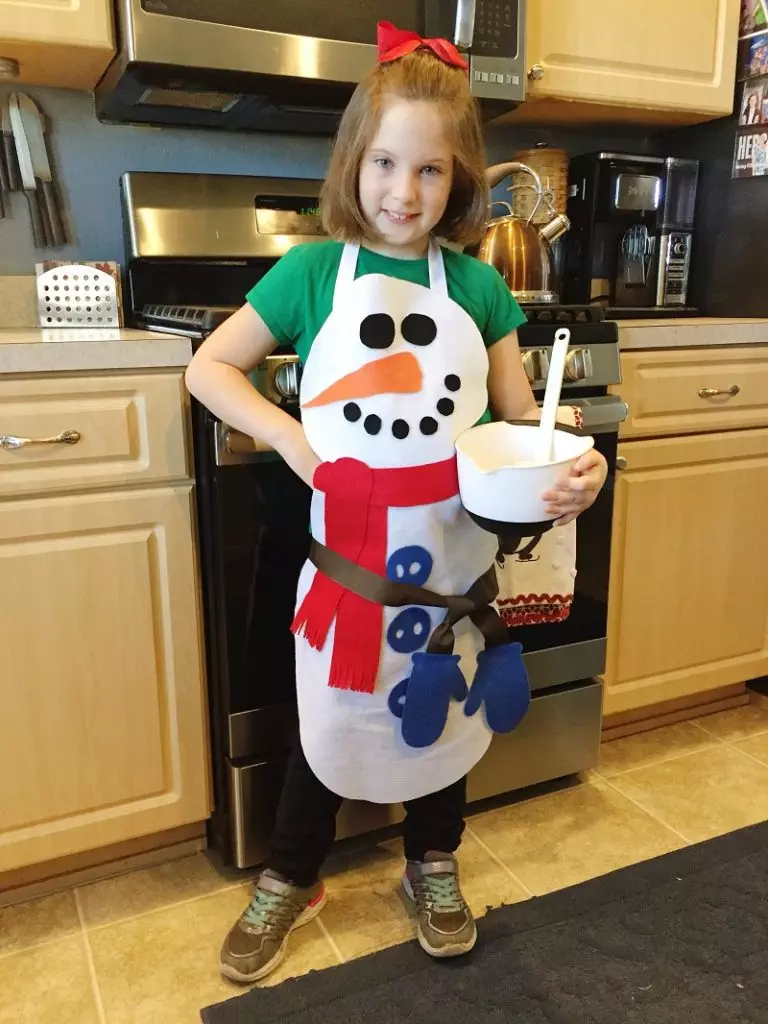 No-Sew Child's Snowman Apron Creatively Beth #creativelybeth #feltcrafts #kidscrafts #christmascrafts #nosew #childscrafts