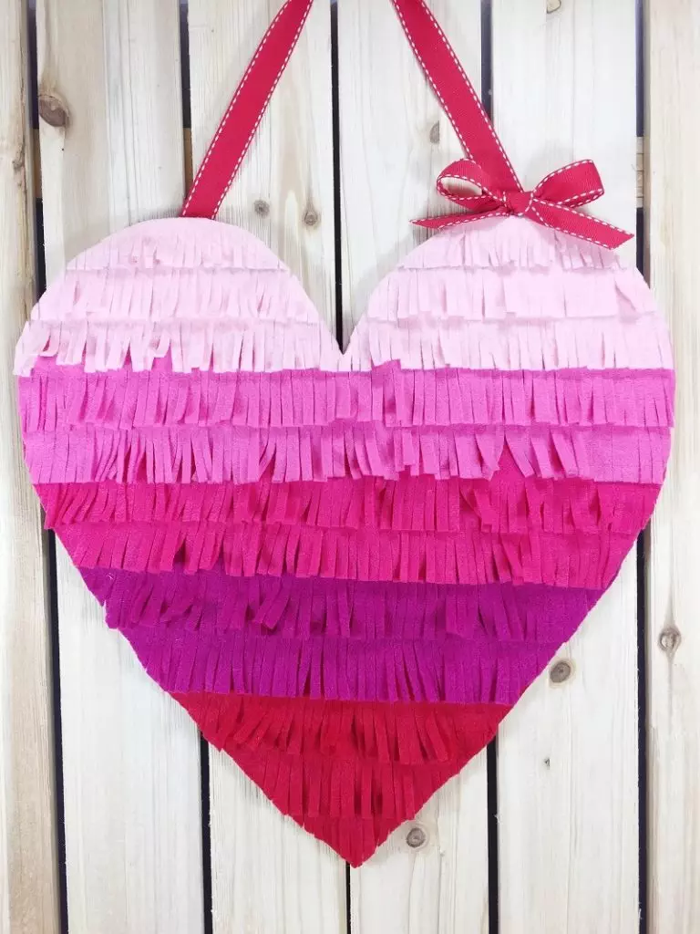 Create an Ombre Felt Fringed Heart for Valentines Day with Creatively Beth #creativelybeth #ombre #fringe #heartcrafts #valentinesdaycrafts