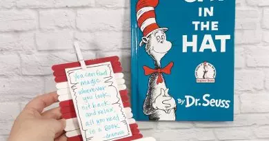The Easiest Craft Stick Dr. Seuss Hat Craft Creatively Beth #creativelybeth #drseusscraft #catinthehatcraft #craftsticks #popsiclesticks #catinthehat #drseuss
