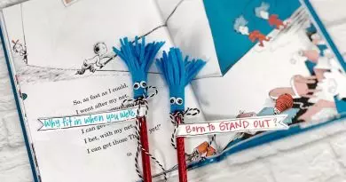 Easy Thing 1 and Thing 2 Pencil Toppers Creatively Beth #creativelybeth #thing1andthing2 #catinthehat #drseuss #readacrossamerica #drseusscrafts