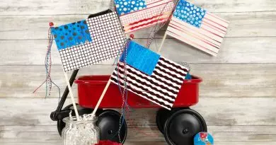 Quick and Easy Foiled Flags with Therm-O-Web and Laura Kelly Designs by Creatively Beth #creativelybeth #flagcrafts #papercrafts #foilcrafts