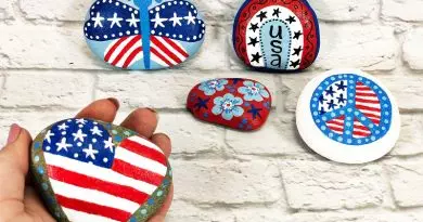 Easy Patriotic Painted Rocks with DecoArt by Creatively Beth #creativelybeth #paintedrocks #patriotic #rockpainting #decoartprojects