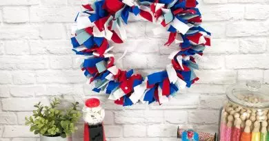 Patriotic Felt Scrap Wreath by Creatively Beth #creativelybeth #feltcrafts #julyfourth #redwhiteandblue #easycrafts