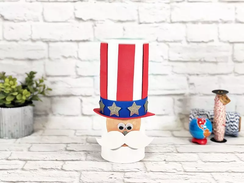 Uncle Sam Upcycled Chip Can Craft by Creatively Beth #creativelybeth #unclesam #kidscraft #patriotic #julyfourthcrafts