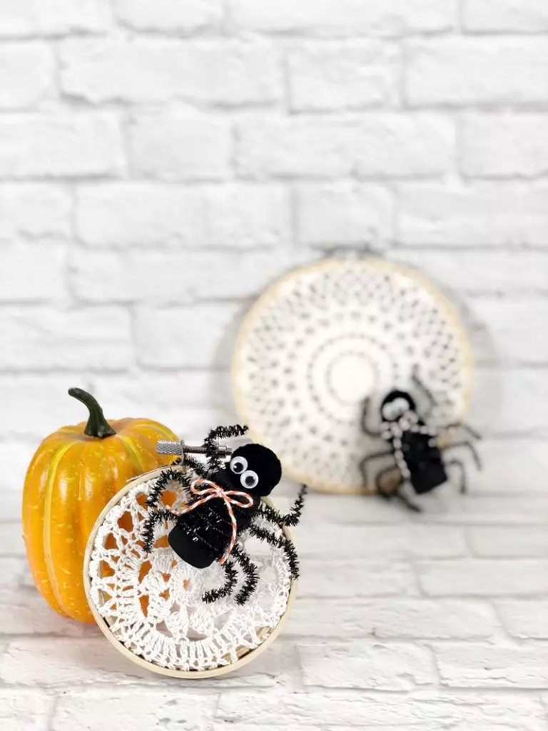 Recycled Wine Cork Spider and Lace Hoop Web by Creatively Beth #creativelybeth #recycledcrafts #embroideryhoopcrafts #halloweencrafts #teamcreativecrafts