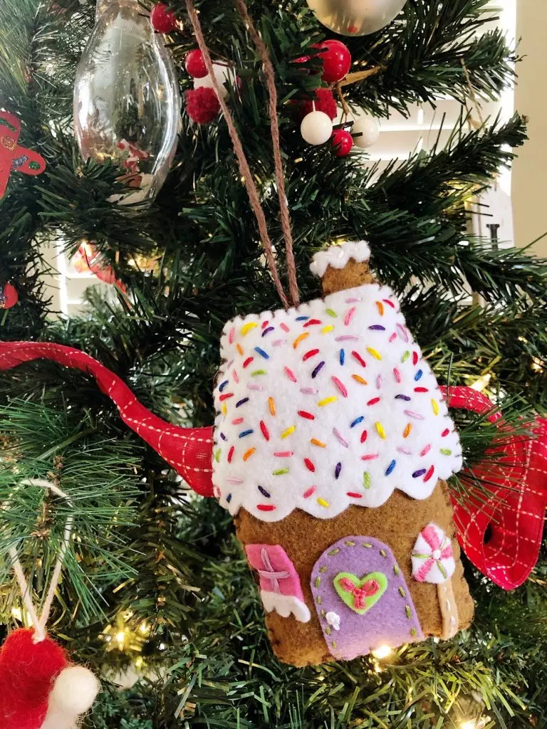 Embroidered Felt Gingerbread House Ornament Creatively Beth #creativelybeth #anchorembroideryflossspools #gingerbreadhouse #freepatterns #christmasornament #createwithkunin