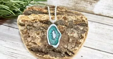 DIY Geode Necklace with Liquid Sculpey New Emerald Metallic Creatively Beth #creativelybeth #liquidsculpey #sculpey #geode #necklace