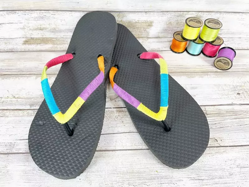 How to Upcycle Flip Flops with Anchor Embroidery Floss Spools by Creatively Beth #creativelybeth #dollartree #crafts #flipflops #summer #diy