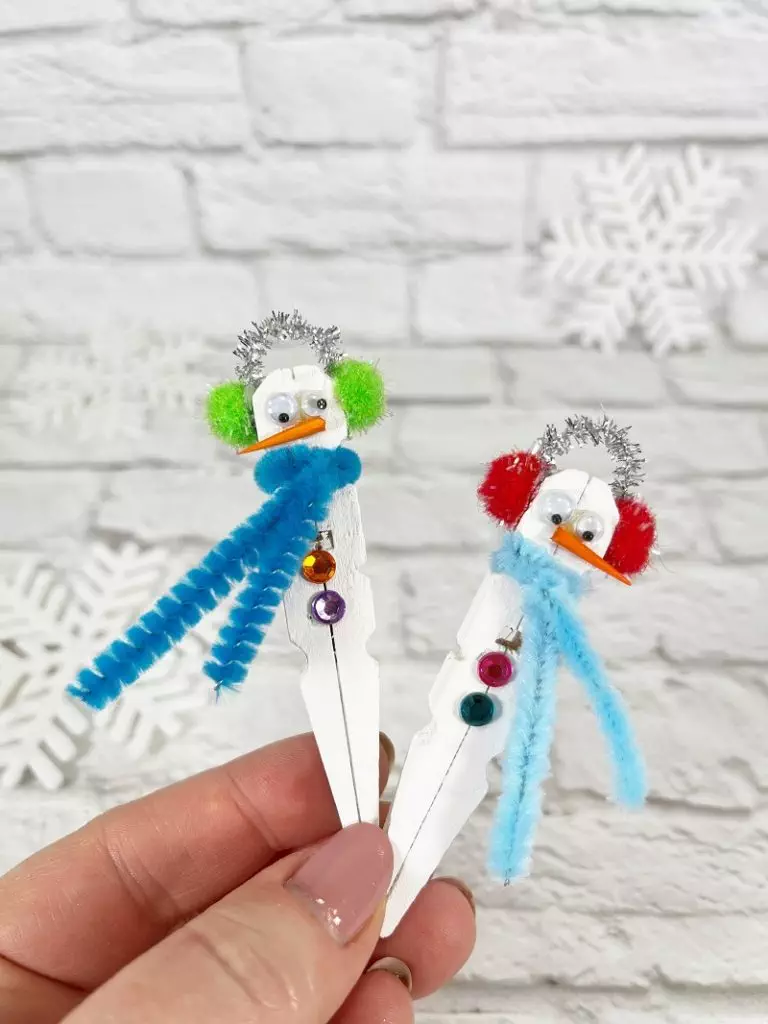 Dollar Tree Christmas DIY Clothespin Snowman Creatively Beth #creativelybeth #dollartree #diy #snowman #clothespin #crafts