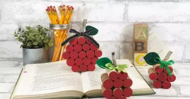 Upcycled DIY Wine Cork Apple for Teacher by Creatively Beth #creativelybeth #upcycled #winecork #crafts #diy #apple #teacher #backtoschool #gift