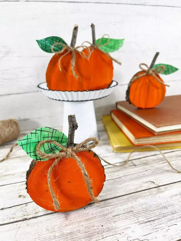 Wood Slice Pumpkins with Unicorn SPiT Stain by Creatively Beth #creativelybeth #woodslice #pumpkins #unicornspit #stain #diy #fall #homedecor