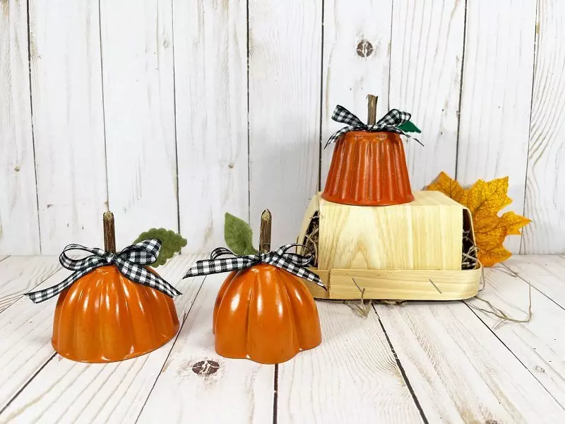 Vintage Bundt Pan Mini Pumpkins by Creatively Beth #creativelybeth #vintage #upcycled #bundtpan #pumpkins #diy #crafts #recycled