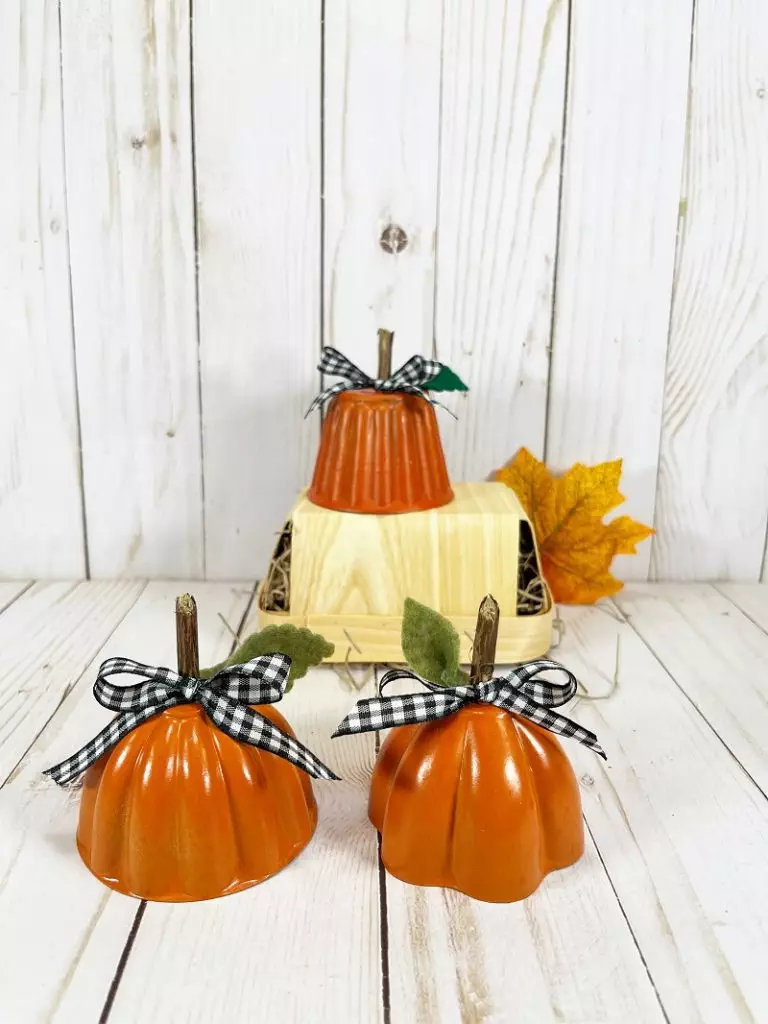 Vintage Bundt Pan Mini Pumpkins by Creatively Beth #creativelybeth #vintage #upcycled #bundtpan #pumpkins #diy #crafts #recycled