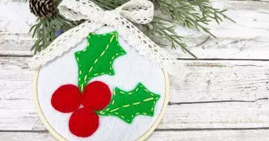 Easy Felt Hoop Ornament for Christmas Creatively Beth #creativelybeth #kuninfelt #feltcraft #hoop #embroideryhoop #freepatterns #christmas #ornament #diy #craft