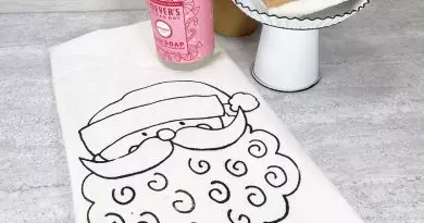 Stenciled Holiday Kitchen Towel with Ikonart Stencil Kit by Creatively Beth #creativelybeth #ikonart #stencil #freeprintable #floursacktowel #christmas #kitchentowel