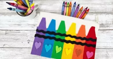 Rainbow Felt Pencil Pouch Creatively Beth #felt #craft #rainbow #creativelybeth #kuninfelt #nosew #pencilcase #zipperpouch #kids #diy