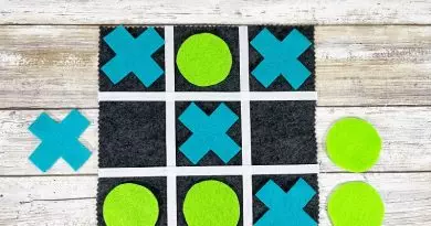 15 Minute Felt Tic Tac Toe Game Free Patterns Creatively Beth #creativelybeth #kunin #felt #free #patterns #tictactoe #game #kids #craft #diy #travel #easy #quick