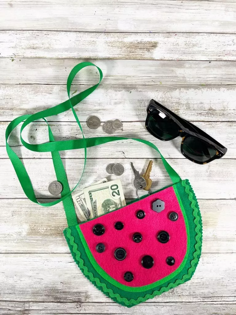 No Sew Felt Watermelon Purse with Kunin Felt Creatively Beth #creativelybeth #kunin #felt #craft #diy #watermelon #free #patterns #summer #purse #tote #bag