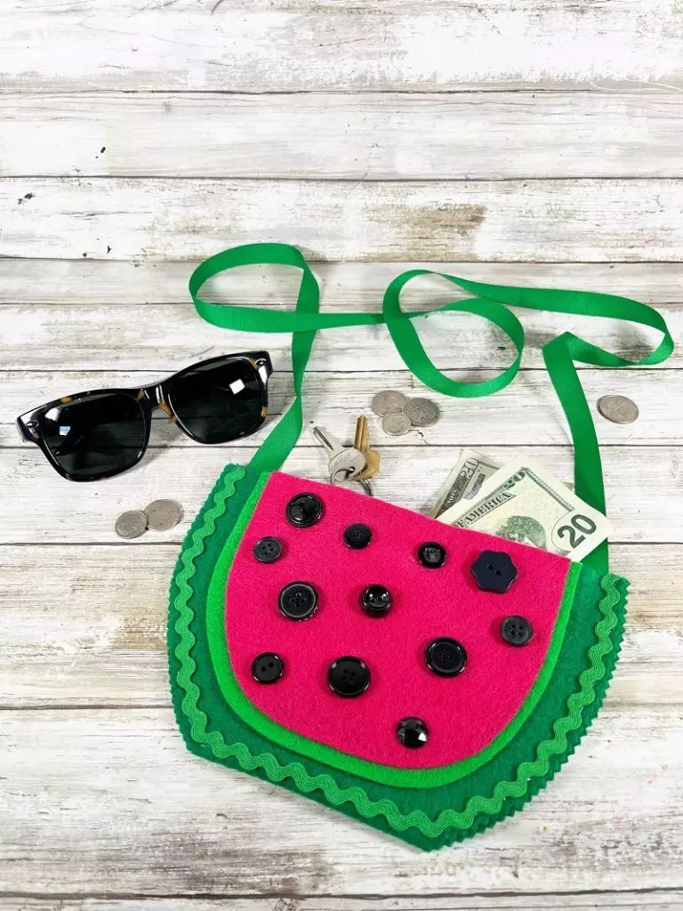 No Sew Felt Watermelon Purse with Kunin Felt Creatively Beth #creativelybeth #kunin #felt #craft #diy #watermelon #free #patterns #summer #purse #tote #bag