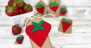 Easy Strawberry Tags Sizzix Big Shot Switch Plus Creatively Beth #creativelybeth #sizzix #bigshotswitchplus #diecutting #strawberry #craft #felt #tags