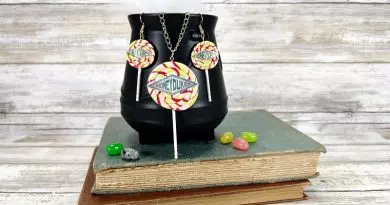 Polymer Clay Honeydukes Lollipop Jewelry Harry Potter Crafts Creatively Beth #creativelybeth #sculpey #polymerclay #jewelry #earrings #necklace #harrypotter #diy #crafts #honeydukes #lollipop #freeprintable