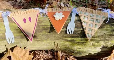 DIY Thanksgiving Pie Banner with Free Printable Patterns Creatively Beth #creativelybeth #thanksgiving #pie #felt #pumpkin #apple #blueberry #banner #garland