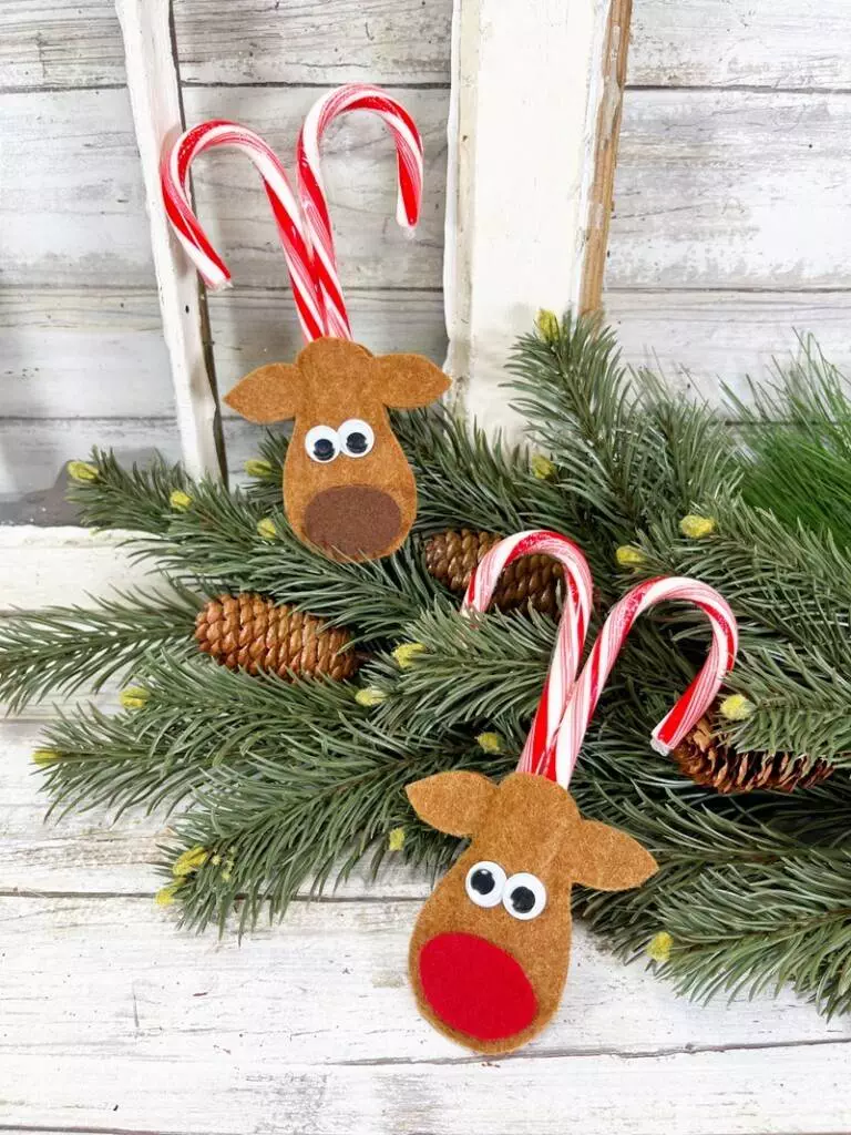 Candy Cane Reindeer Kids Craft Free Patterns Creatively Beth #creativelybeth #candycane #reindeer #felt #freepatterns #freeprintable #kuninfelt #kids #craft #diy #christmas