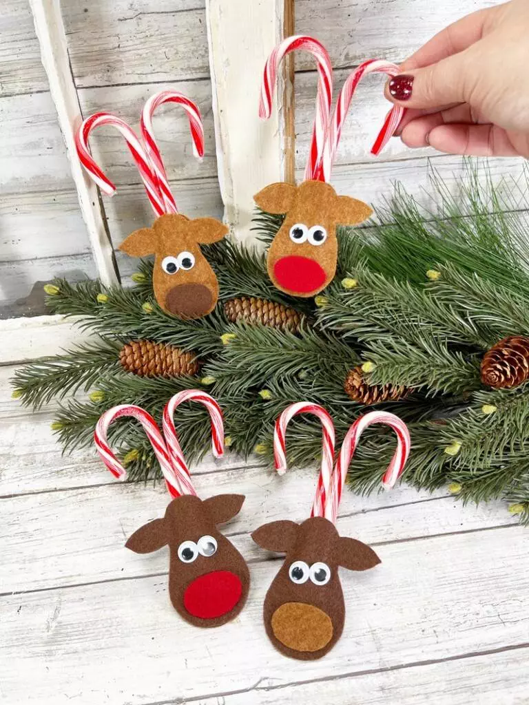 Candy Cane Reindeer Kids Craft Free Patterns Creatively Beth #creativelybeth #candycane #reindeer #felt #freepatterns #freeprintable #kuninfelt #kids #craft #diy #christmas