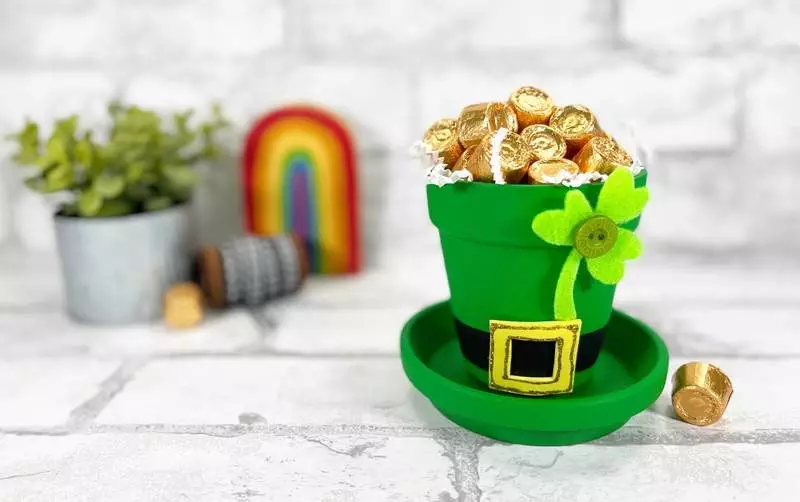 Dollar Tree Clay Pot Leprechaun Hat Candy Treat Cup Creatively Beth #creativelybeth #dollartree #stpatricksday #leprechaun #hat #treat #candy #party #diy #craft #kids #shamrock