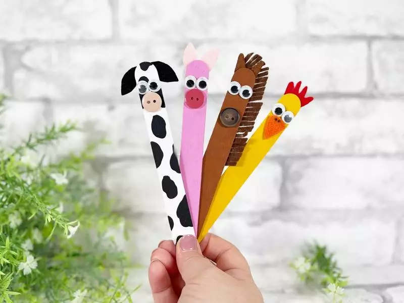 Dollar Tree Craft Stick Farm Animals Creatively Beth #creativelybeth #dollartree #craftstick #popsiclestick #farm #animals #horse #cow #chicken #pig #kids #craft #diy #freepatterns