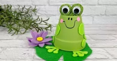 Dollar Tree Clay Pot Frog Kids Craft Creatively Beth #creativelybeth #dollartree #claypot #flowerpot #terracottapot #kids #craft #diy #frog #freepatterns