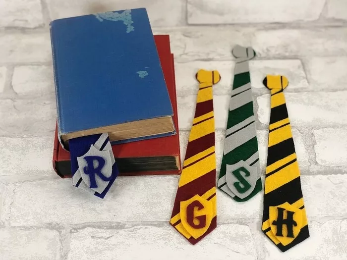 Harry Potter Hogwarts Houses DIY Paper Award Ribbons