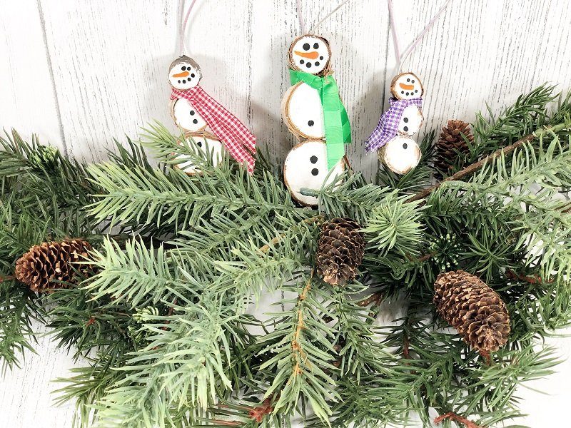 https://creativelybethcomf5489.zapwp.com/q:intelligent/r:0/wp:0/w:1/u:https://creativelybeth.com/wp-content/uploads/2020/12/TREE-BRANCH-SLICE-SNOWMAN-ORNAMENTS-CREATIVELY-BETH-8.jpg