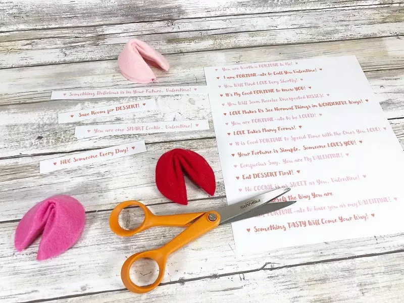 FREE Printable Fortune Cookie Sayings Creatively Beth #creativelybeth #feltcrafts #fortunecookie #DIYcrafts #valentinesday #freeprintable